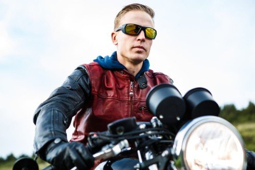 スタイリッシュに、そして安全に:バイクに乗るときに最適なラップアラウンドサングラスの選び方